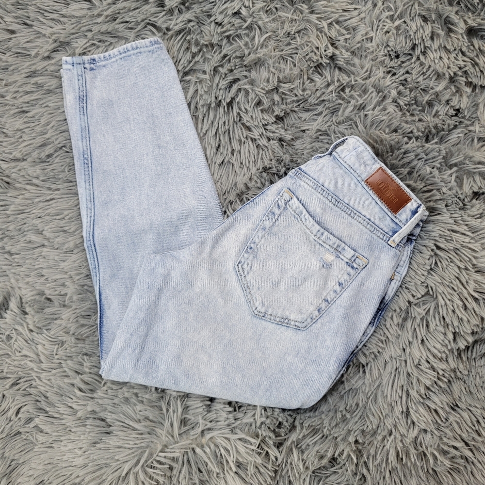 Lightwash Hollister Curvy High-Rise Mom Jean - Picture 3 of 7